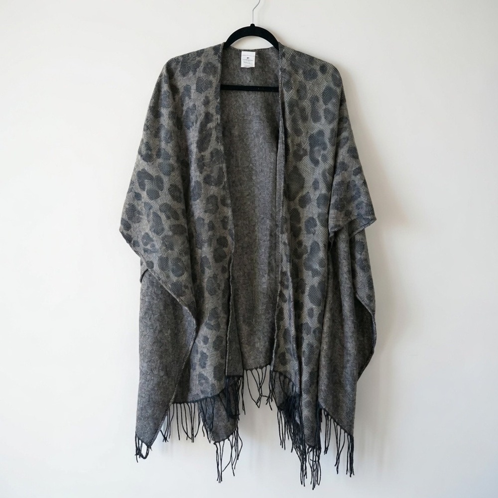 Woolrich Grey Leopard Print Poncho‎ Wrap Fringe Trim One Size Animal Print Shawl